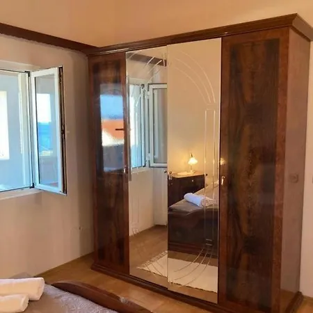 By The Sea Milna, - 8896 Apartment Vis